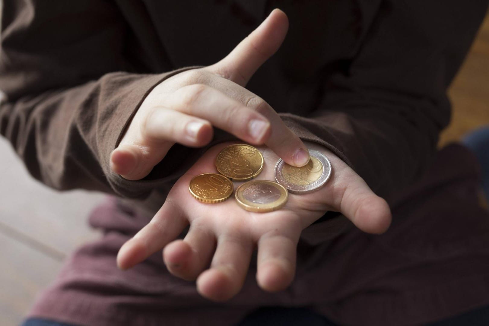 Mädchen zählt Geld: In Deutschland sind 7,6 Prozent der Kinder und Jugendlichen bis 18 Jahre von Armut bedroht. Mädchen zählt Geld: In Deutschland sind 7,6 Prozent der Kinder und Jugendlichen bis 18 Jahre von Armut bedroht.