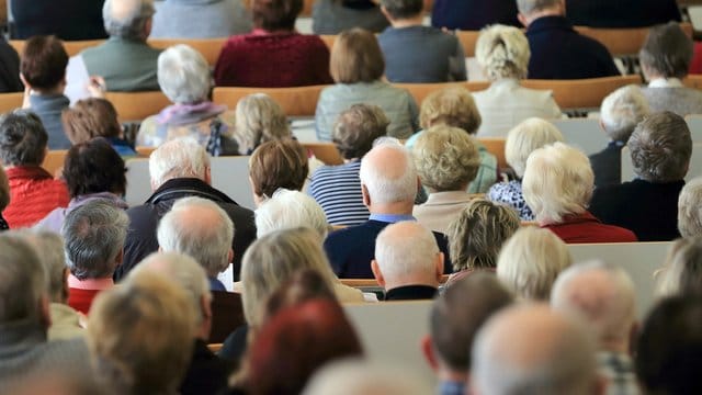 Studierende in einem Hörsaal der Universität Magdeburg: Laut Unesco-Weltbericht gehört Deutschland zu den 19 Prozent der Länder, die über 4 Prozent ihres Bildungsbudgets in lebenslanges Lernen investieren. Studierende in einem Hörsaal der Universität Magdeburg: Laut Unesco-Weltbericht gehört Deutschland zu den 19 Prozent der Länder, die über 4 Prozent ihres Bildungsbudgets in lebenslanges Lernen investieren.