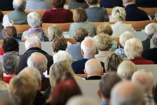 Studierende in einem Hörsaal der Universität Magdeburg: Laut Unesco-Weltbericht gehört Deutschland zu den 19 Prozent der Länder, die über 4 Prozent ihres Bildungsbudgets in lebenslanges Lernen investieren.
