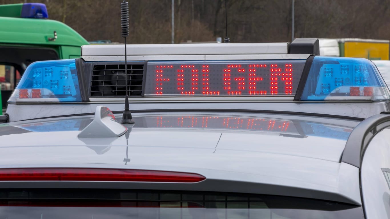 Ein Streifenwagen der Polizei auf der Autobahn (Symbolbild): Wer während der Fahrt ein elektronisches Gerät nutzt, dem droht ein Bußgeld von 150 Euro.