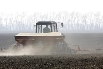 Ein Landwirt düngt sein Feld: Es steht der Verdacht im Raum, dass Monsanto mit dubiosen Mittel politische Entscheidungsprozesse beeinflusst haben könnte.