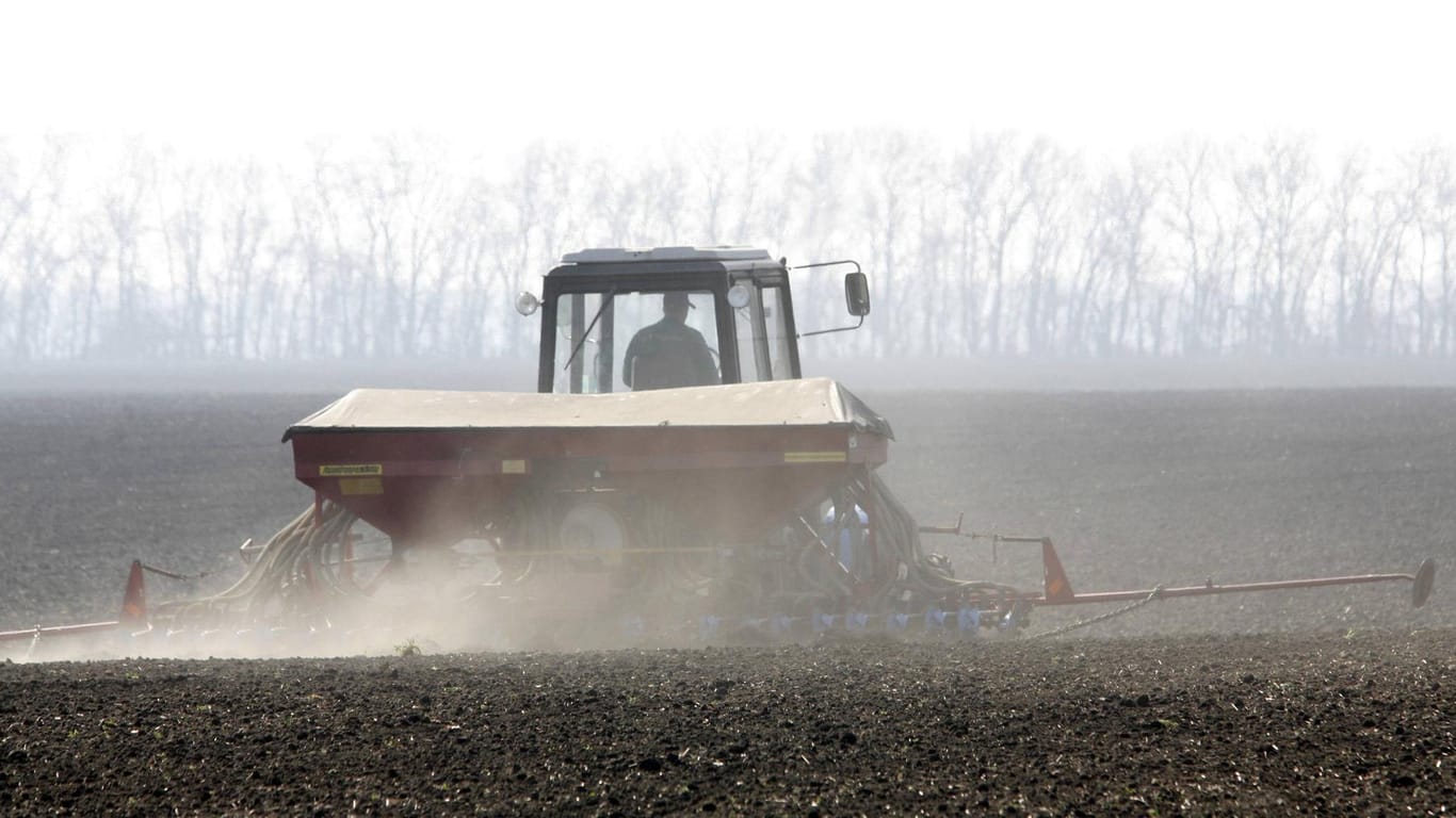 Ein Landwirt düngt sein Feld: Es steht der Verdacht im Raum, dass Monsanto mit dubiosen Mittel politische Entscheidungsprozesse beeinflusst haben könnte.