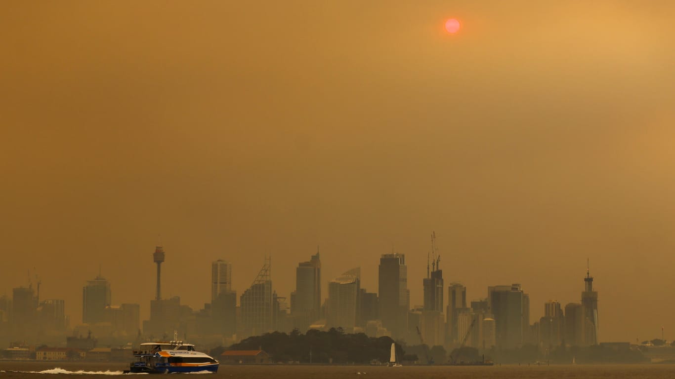 Die Skyline von Sydney während der Waldbrände: Atemprobleme und Asthmafälle machen den Menschen in der Stadt zu schaffen.