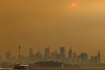 Die Skyline von Sydney während der Waldbrände: Atemprobleme und Asthmafälle machen den Menschen in der Stadt zu schaffen.