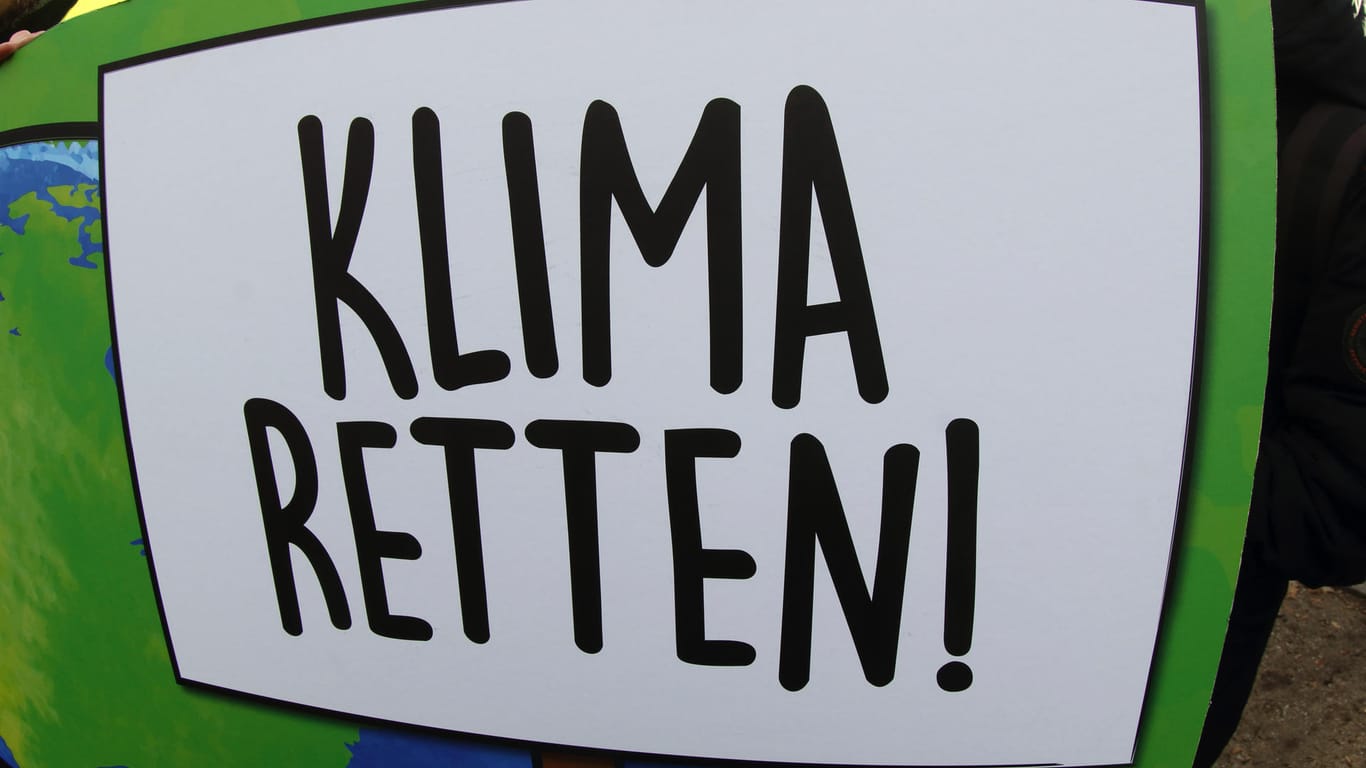 "Klima retten" steht auf einem Schild: In Wuppertal könnte bald der Klimanotstand ausgerufen werden.