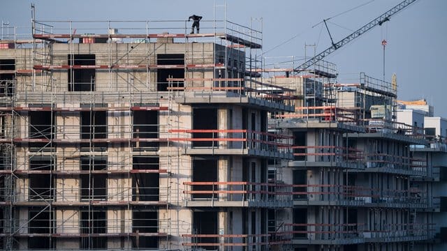 Ein Baugerüst steht an einem Rohbau für Neubau-Wohnungen in Schöneberg.