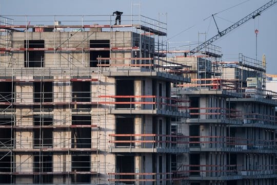 Ein Baugerüst steht an einem Rohbau für Neubau-Wohnungen in Schöneberg.