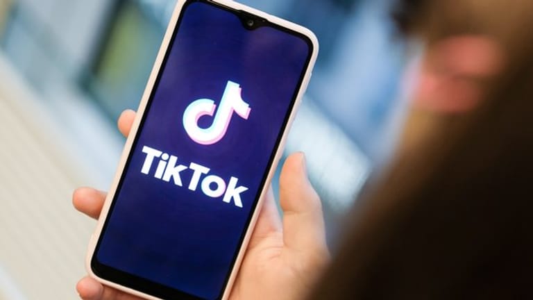 Das TikTok-Logo auf einem Smartphone.