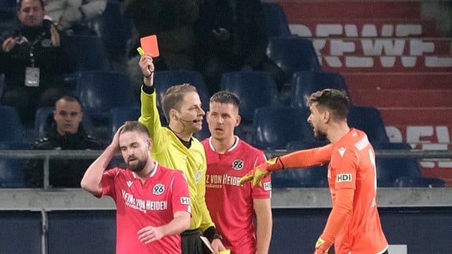 Fassungslos: Marc Stendera (l) kann seinen Platzverweis gegen Darmstadt nicht nachvollziehen. Fassungslos: Marc Stendera (l) kann seinen Platzverweis gegen Darmstadt nicht nachvollziehen.