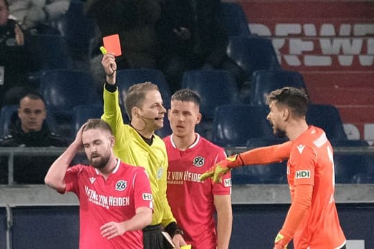 Fassungslos: Marc Stendera (l) kann seinen Platzverweis gegen Darmstadt nicht nachvollziehen.