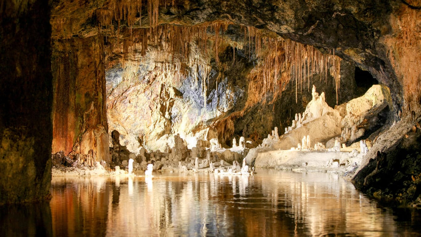 Saalfelder Feengrotten: Das Gestein in dieser unterirdischen Höhle schillert in 75 verschiedenen Farben.