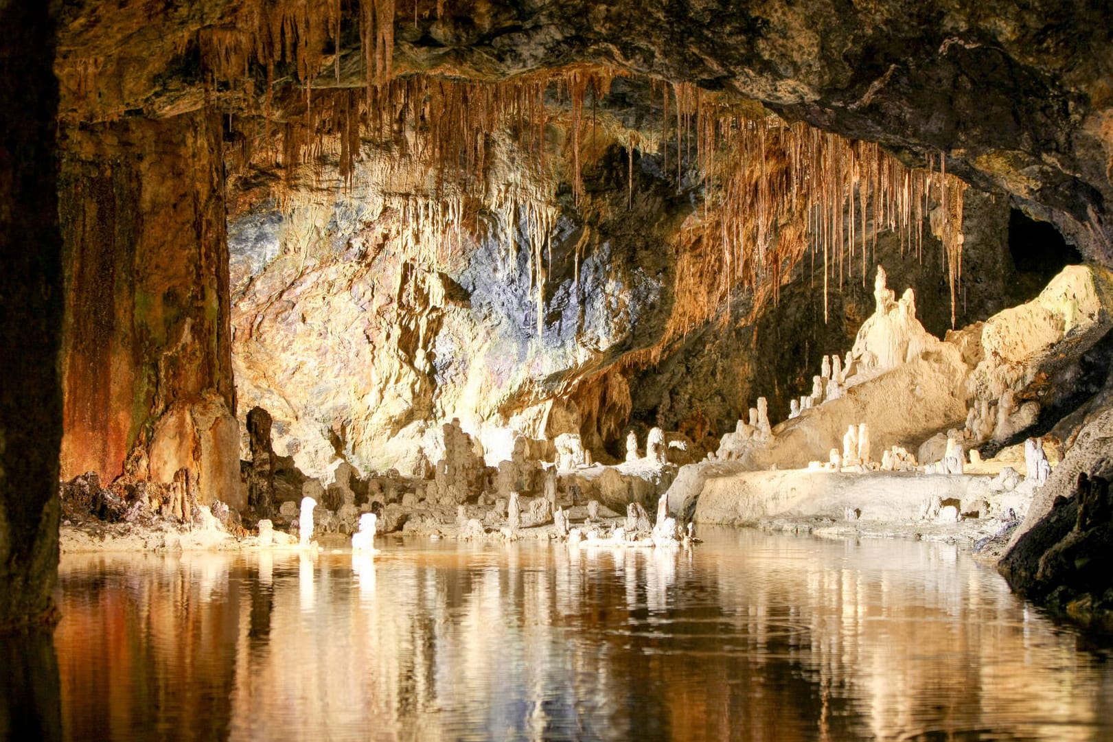 Saalfelder Feengrotten: Das Gestein in dieser unterirdischen Höhle schillert in 75 verschiedenen Farben.