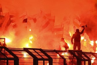Teurer Spaß: Gladbach-Fans brannten in Dortmund 2018 reichlich Pyrotechnik ab.