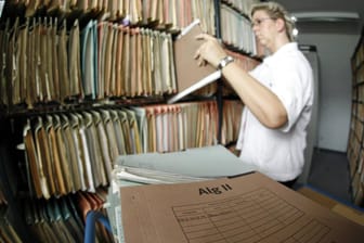 Mitarbeiterin der Arbeitsagentur zwischen Aktenregalen (Symbolbild): Am wenigsten zufrieden sind Bürger mit Dienstleistungen bei Jobcenter, Wohnungsamt und BAfög-Amt.