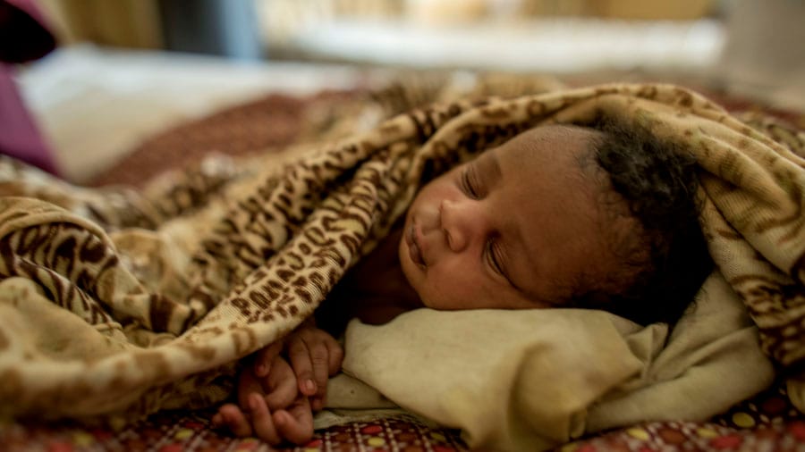 Die vier Tage alte Agwei schläft im Lehrkrankenhaus von Wau. Hier bekommt sie Spezialnahrung und Medikamente gegen Malaria und Blutvergiftung.