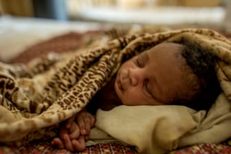 Die vier Tage alte Agwei schläft im Lehrkrankenhaus von Wau. Hier bekommt sie Spezialnahrung und Medikamente gegen Malaria und Blutvergiftung.