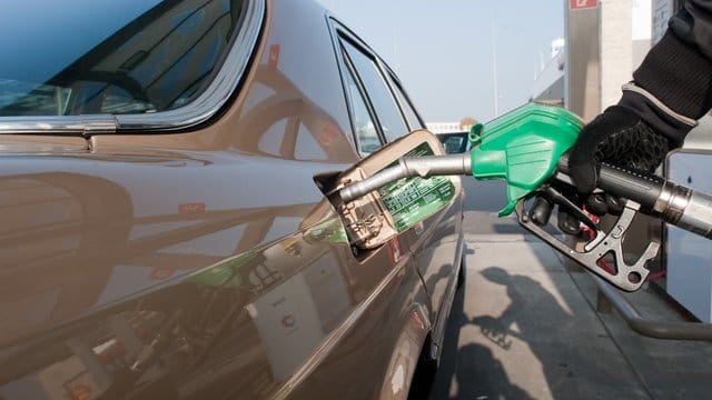 Gut gefüttert in den Winterschlaf: Oldiebesitzer tanken ein Auto mit Stahltank vor der Winterpause besser randvoll. Gut gefüttert in den Winterschlaf: Oldiebesitzer tanken ein Auto mit Stahltank vor der Winterpause besser randvoll.