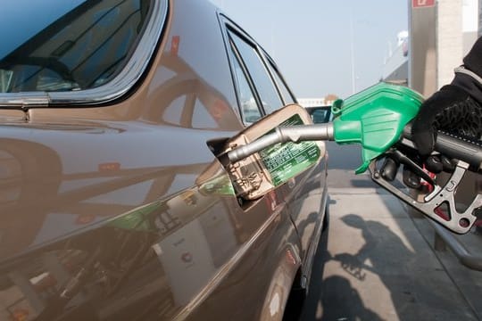 Gut gefüttert in den Winterschlaf: Oldiebesitzer tanken ein Auto mit Stahltank vor der Winterpause besser randvoll.