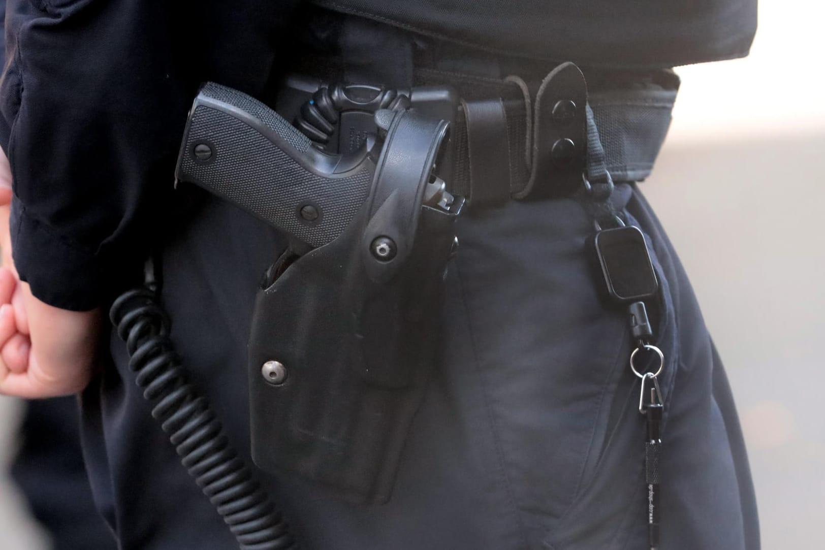 Ein Polizist im Einsatz (Symbolbild): Die Angreifer haben in der Wohnung des Opfers die Wände mit einer Botschaft beschmiert.