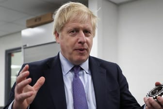 Boris Johnson bei einem Wahlkampfauftritt (Archivbild): Gewinnen seine Torys die Parlamentswahl, könnte das Land am 31. Januar die EU verlassen.