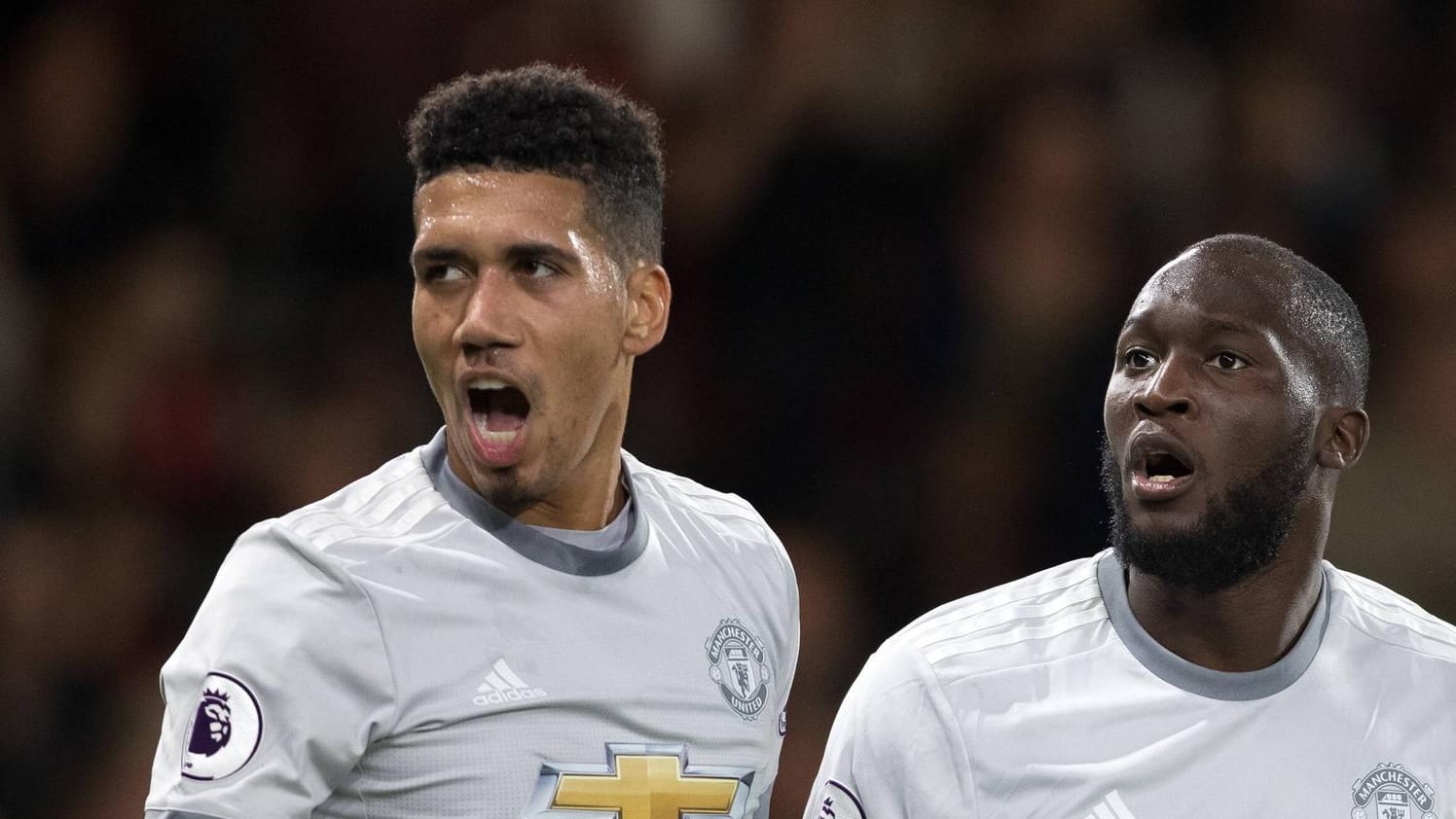 Wurden von der italienischen Sportzeitschrift "Corriere dello Sport" rassistisch angegangen: Chris Smalling (l.) und Romelu Lukaku.