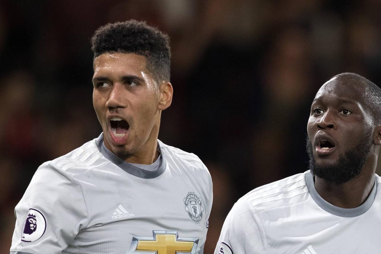 Wurden von der italienischen Sportzeitschrift "Corriere dello Sport" rassistisch angegangen: Chris Smalling (l.) und Romelu Lukaku.