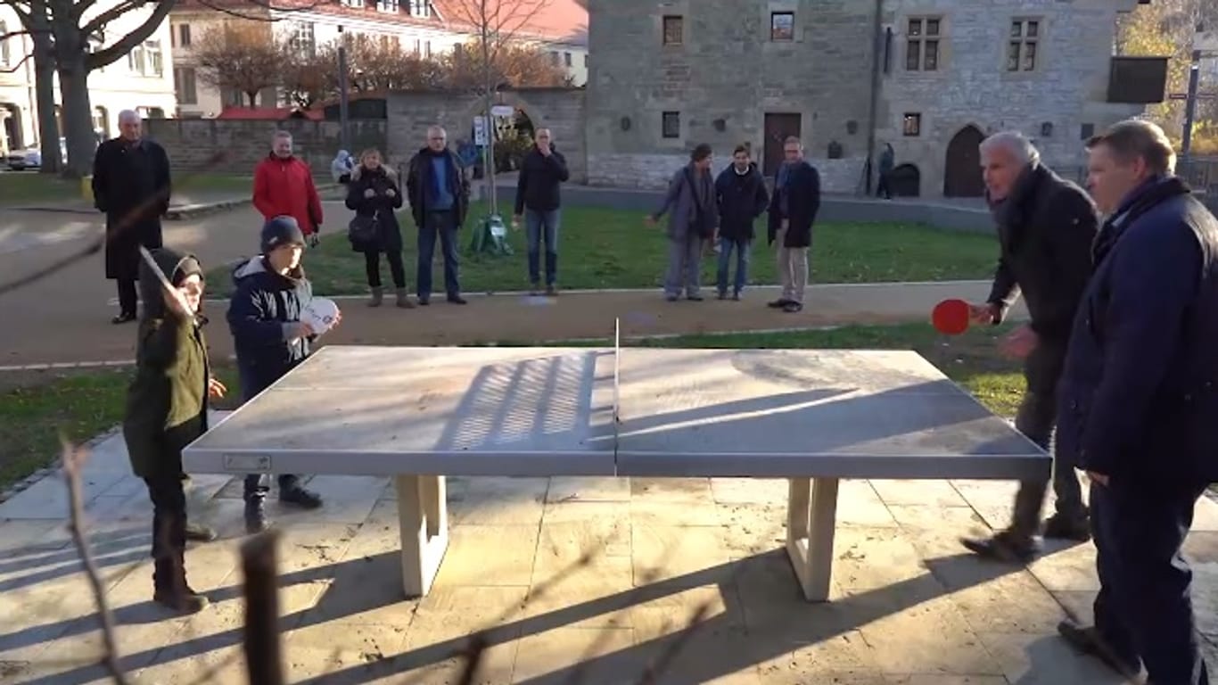 Ein Tischtennisspiel an der Krämerbrücke: Hier lieferte OB Bausewein mit Baudezernent Hilge die Tischtennisplatte hin.