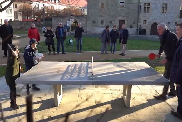 Ein Tischtennisspiel an der Krämerbrücke: Hier lieferte OB Bausewein mit Baudezernent Hilge die Tischtennisplatte hin.