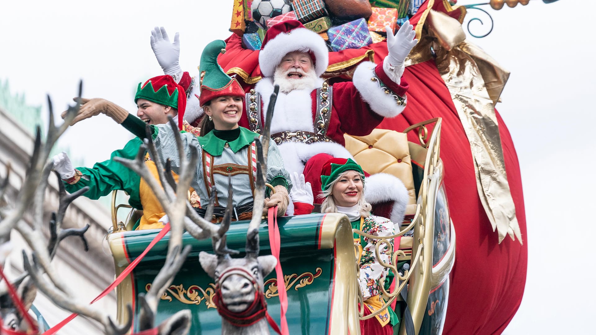 Santa Claus: Der amerikanische Weihnachtsmann trägt seit Jahrzehnten rot, das war aber nicht immer so.