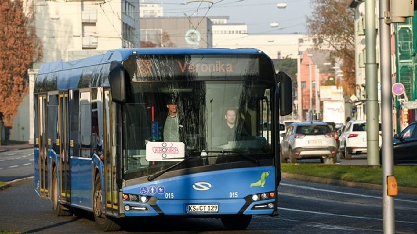 Ein mit dem Verkehrslenkungssystem "Veronika" vernetzter Bus fährt auf der Teststrecke.