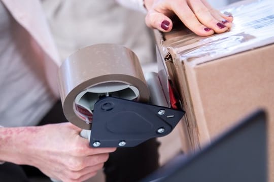 Damit die Rücksendung unversehrt ankommt, sollten Verbraucher die Ware gut verpacken. Damit die Rücksendung unversehrt ankommt, sollten Verbraucher die Ware gut verpacken.