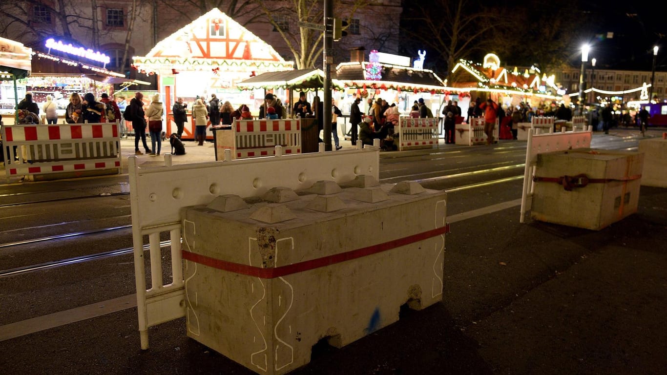 Beton-Absperrung vor Weihnachtsmarkt (Symbolbild): In diesem Jahr wurden in Bonn Betonklötze mit Stahlseilen aufgestellt.