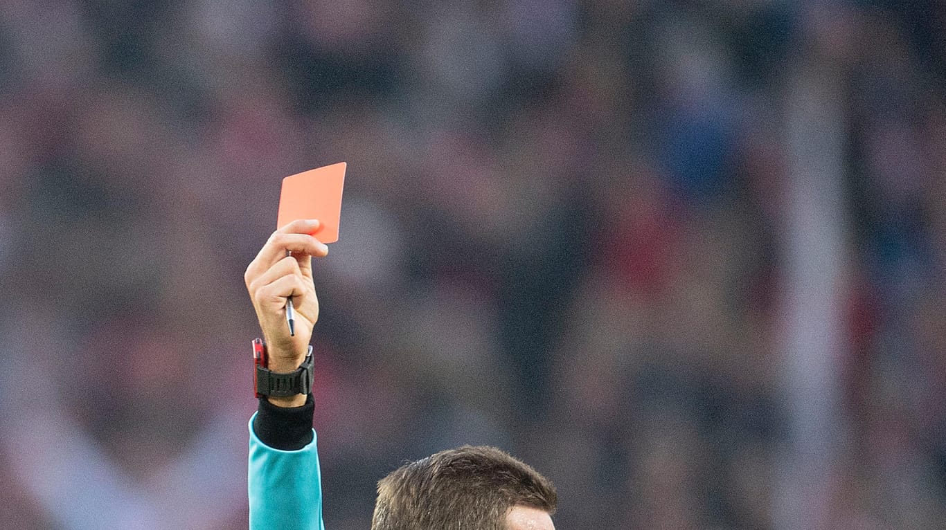 Schiedsrichter zeigt die rote Karte: Immer wieder kommt es zu Gewalt auf dem Spielfeld.
