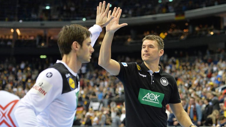 DHB-Star Uwe Gensheimer (l.) und Trainer Christian Prokop bei der Handball-WM 2019: Auch in der kommenden EM wird der Kapitän wohl im Einsatz sein.