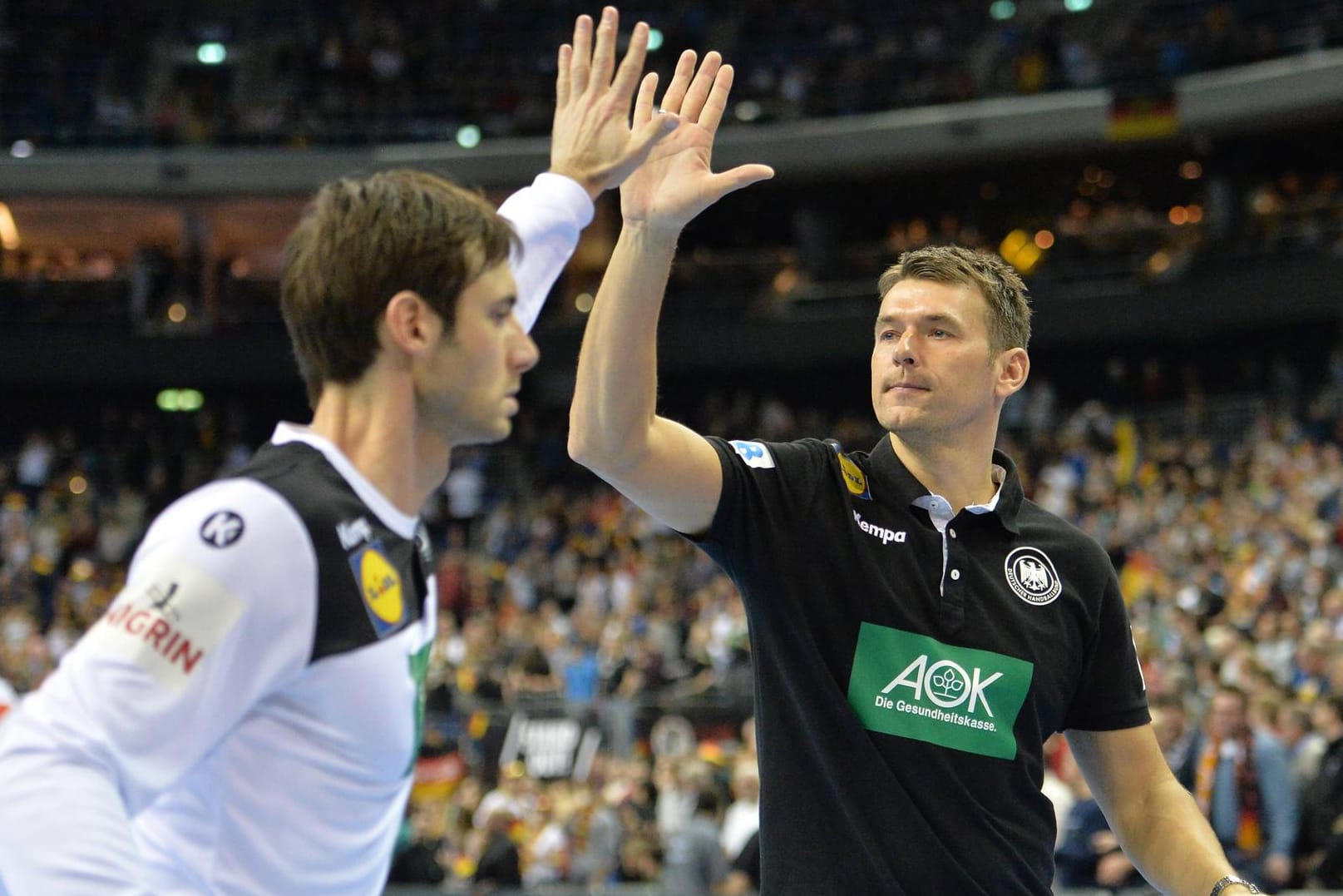 DHB-Star Uwe Gensheimer (l.) und Trainer Christian Prokop bei der Handball-WM 2019: Auch in der kommenden EM wird der Kapitän wohl im Einsatz sein.