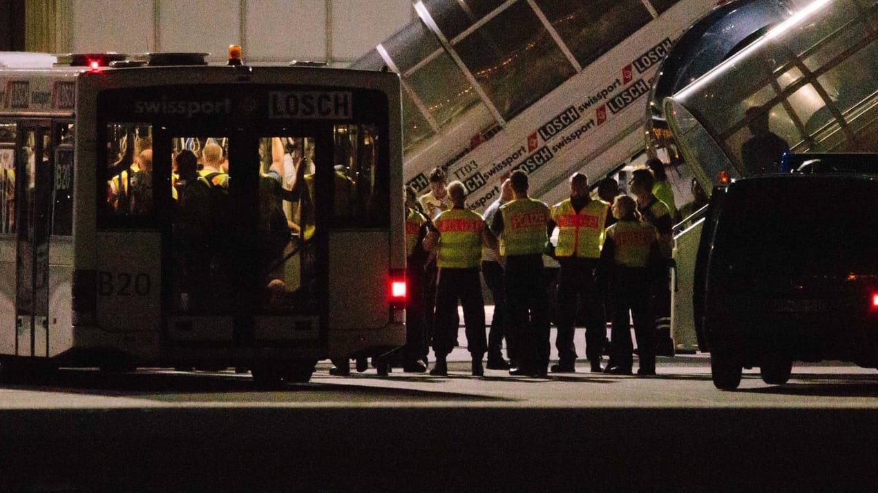 Sammelabschiebung am Flughafen München (Archivbild): Die Innenminister wollen den Abschiebestopp nach Syrien lockern, um Intensiv-Straftäter dorthin abschieben zu können.