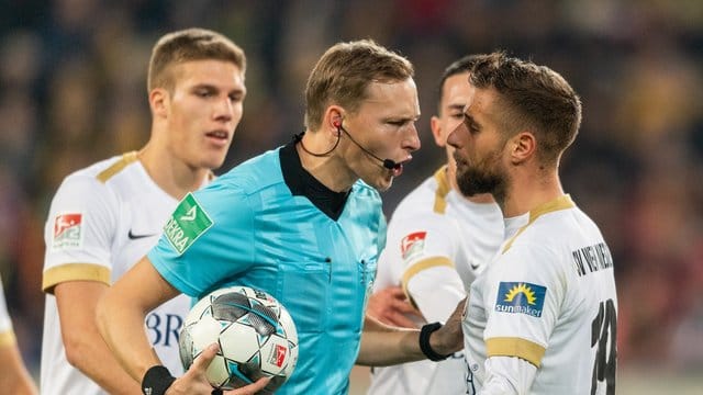 Sorgte mit einer Videobeweis-Entscheidung für Wiesbadener Ärger in Dresden: Schiedsrichter Martin Petersen. Sorgte mit einer Videobeweis-Entscheidung für Wiesbadener Ärger in Dresden: Schiedsrichter Martin Petersen.