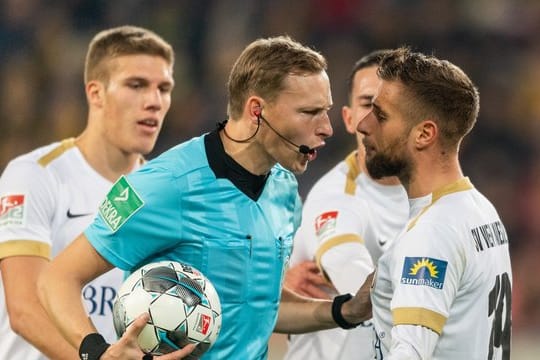 Sorgte mit einer Videobeweis-Entscheidung für Wiesbadener Ärger in Dresden: Schiedsrichter Martin Petersen.