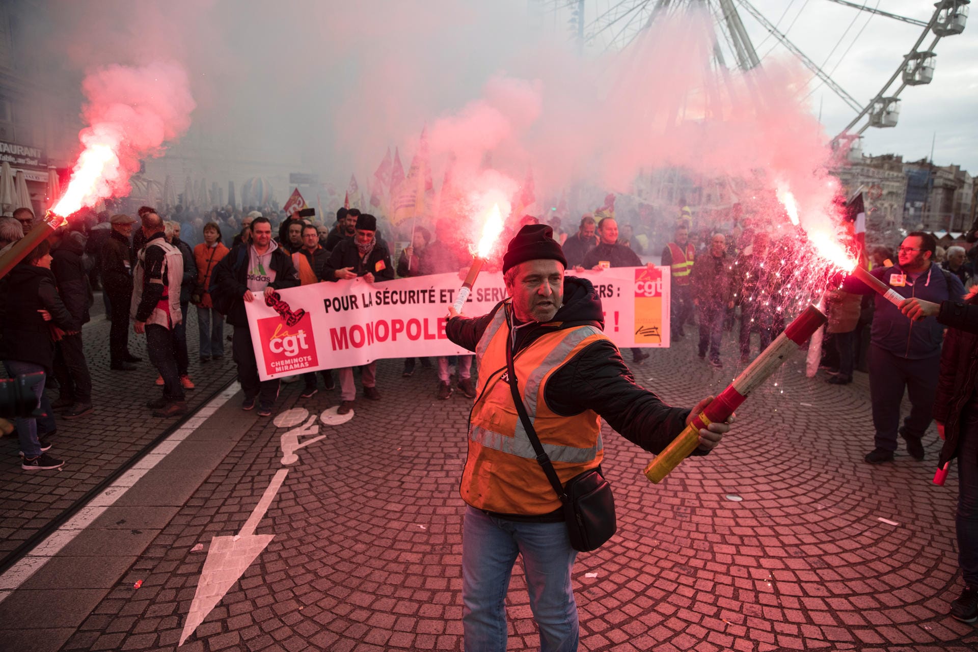 Ein Eisenbahner demonstriert im Alten Hafen von Marseille: Die Proteste könnten noch Tage anhalten.