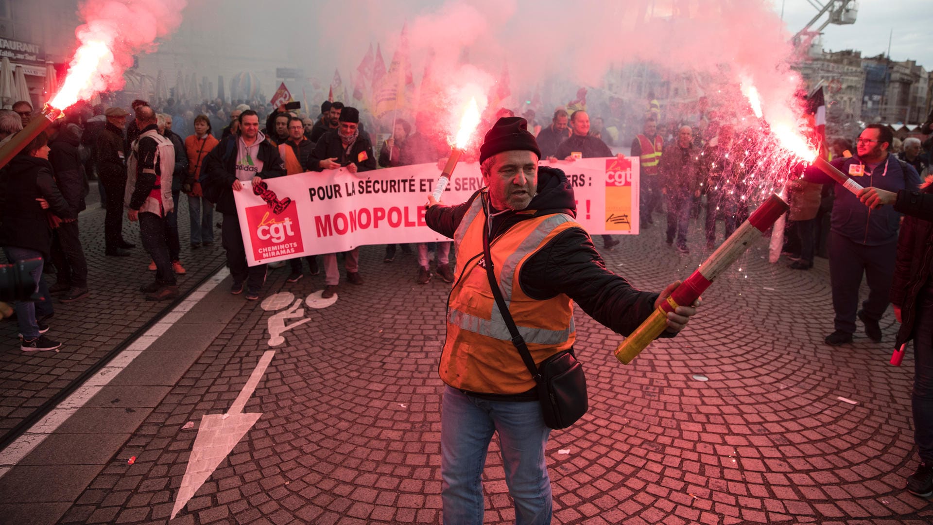 Ein Eisenbahner demonstriert im Alten Hafen von Marseille: Die Proteste könnten noch Tage anhalten.