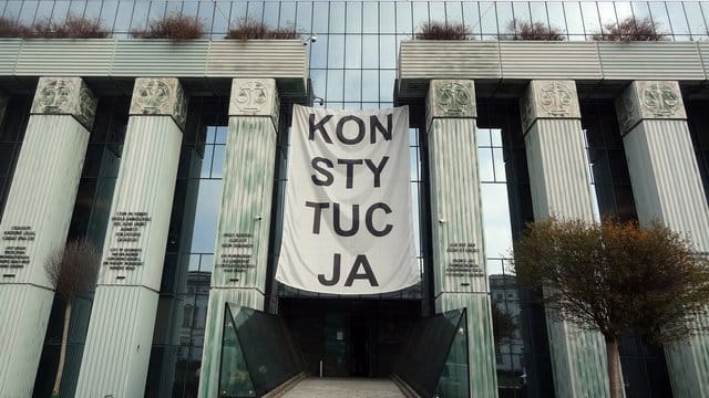 Über dem Haupteingang des Obersten Gerichts in Warschau hängt ein Banner mit der Aufschrift "Konsytucja" (Verfassung). Über dem Haupteingang des Obersten Gerichts in Warschau hängt ein Banner mit der Aufschrift "Konsytucja" (Verfassung).