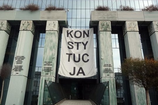 Über dem Haupteingang des Obersten Gerichts in Warschau hängt ein Banner mit der Aufschrift "Konsytucja" (Verfassung).