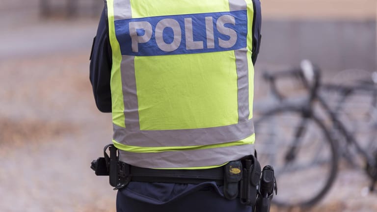 Ein Schwedischer Polizist im Einsatz (Symbolbild): Die Beamten haben Mordermittlungen aufgenommen.