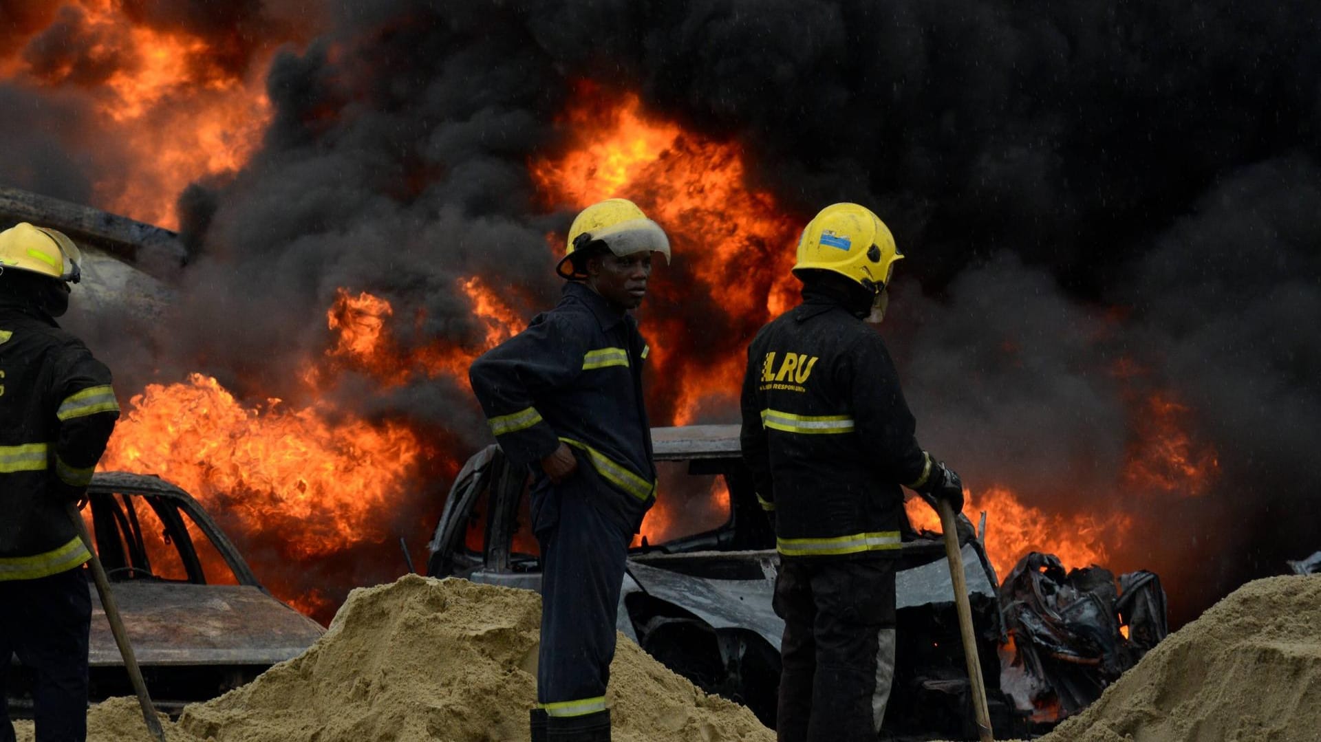 Feuerwehrmänner in Nigeria: In der Hauptstadt Lagos ist ein Mann in einer Kirche verbrannt – das Feuer griff auf eine Ölpipeline über. (Symbolbild)