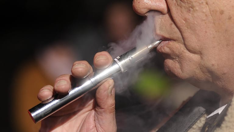 Mann raucht E-Zigarette: In den USA werden inzwischen 2.000 Todesfälle mit dem Rauchen von E-Zigaretten in Verbindung gebracht.