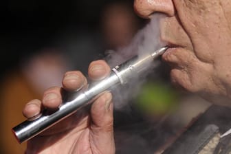 Mann raucht E-Zigarette: In den USA werden inzwischen 2.000 Todesfälle mit dem Rauchen von E-Zigaretten in Verbindung gebracht.