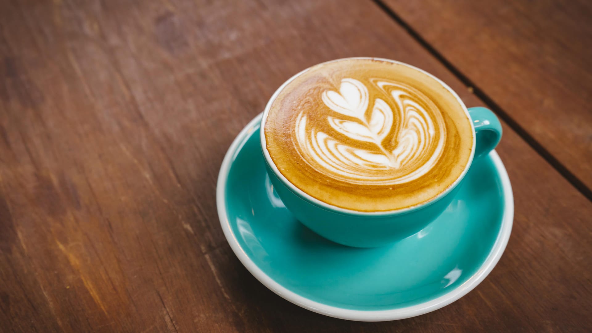 Kaffeegeschenke zu Weihnachten: Aus schönen Tassen schmeckt der Kaffee besonders gut.