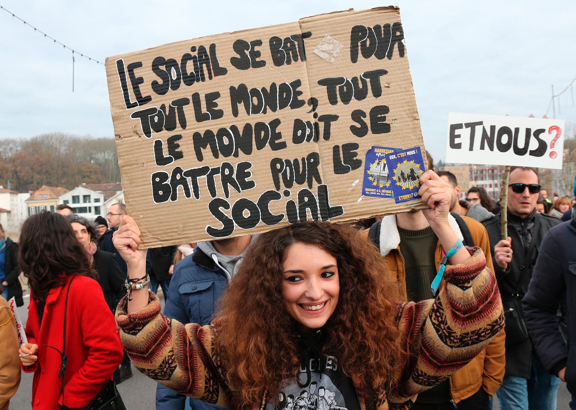 "Generalstreik" in Bayonne: Eine Demonstrantin hält ein Schild mit der Aufschrift "Das Soziale kämpft für alle, jeder muss für das Soziale kämpfen".