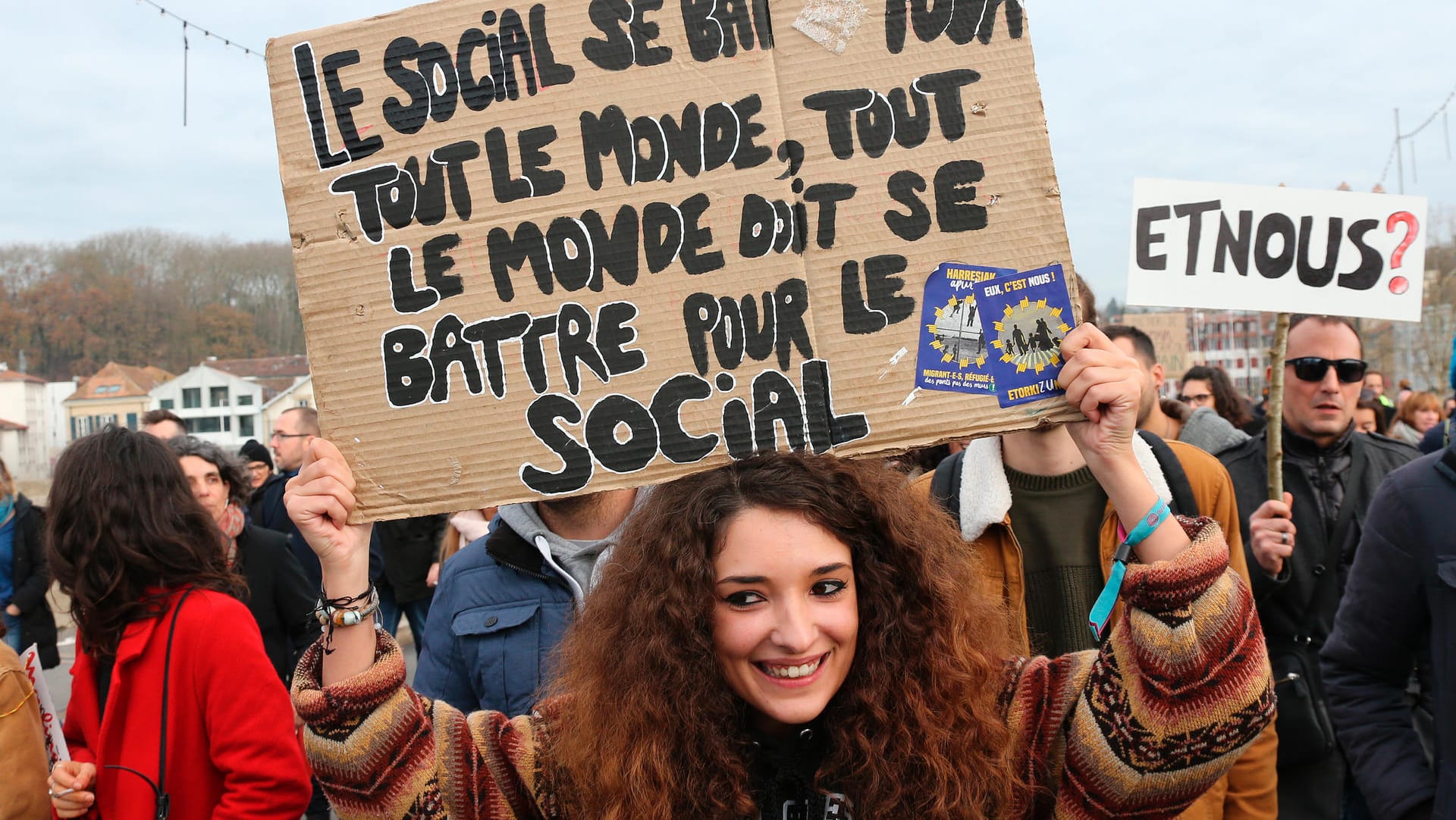 "Generalstreik" in Bayonne: Eine Demonstrantin hält ein Schild mit der Aufschrift "Das Soziale kämpft für alle, jeder muss für das Soziale kämpfen".