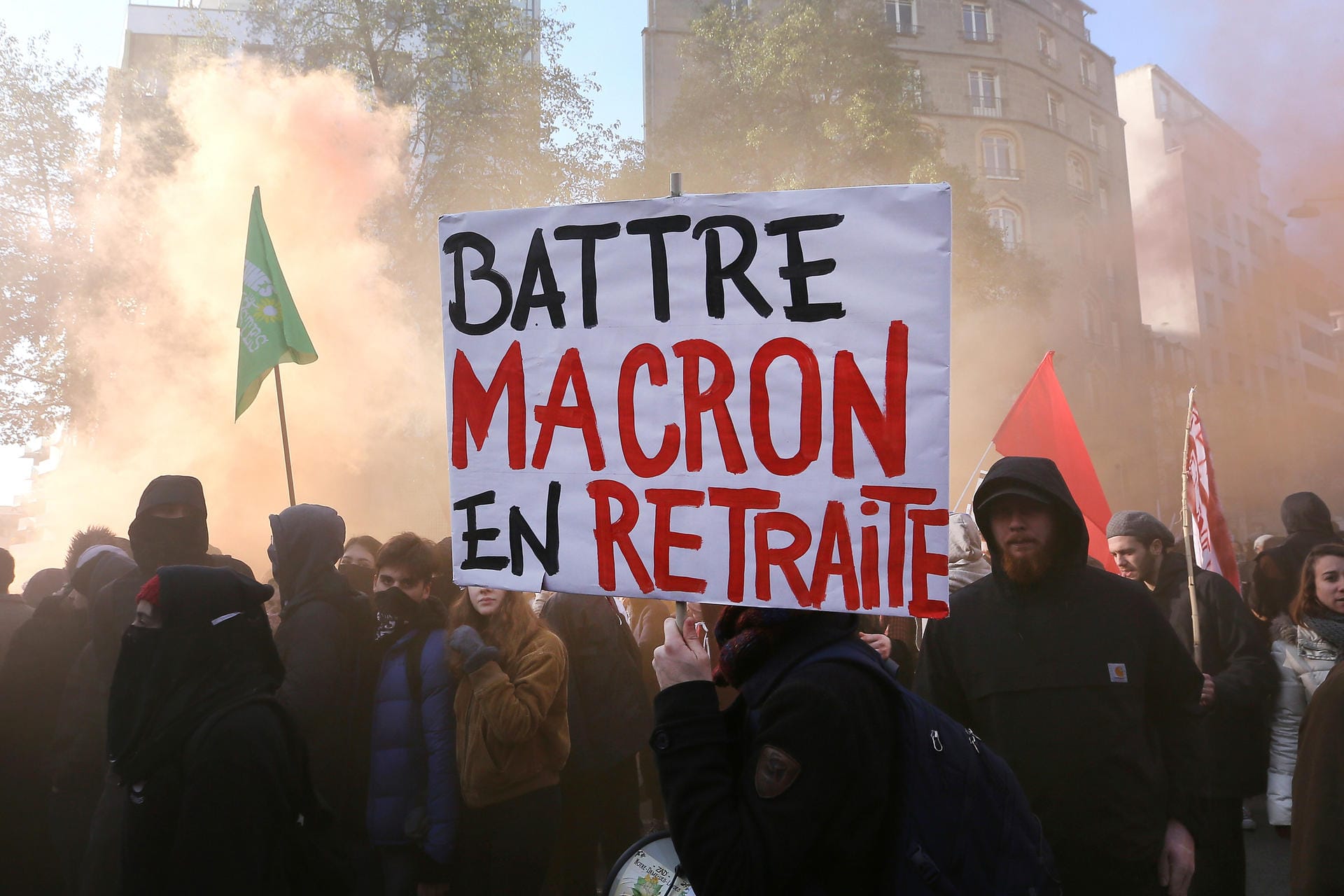 Wut auf die Rentenreform: In Rennes fordern Demonstranten Präsident Macron zum Rücktritt auf.